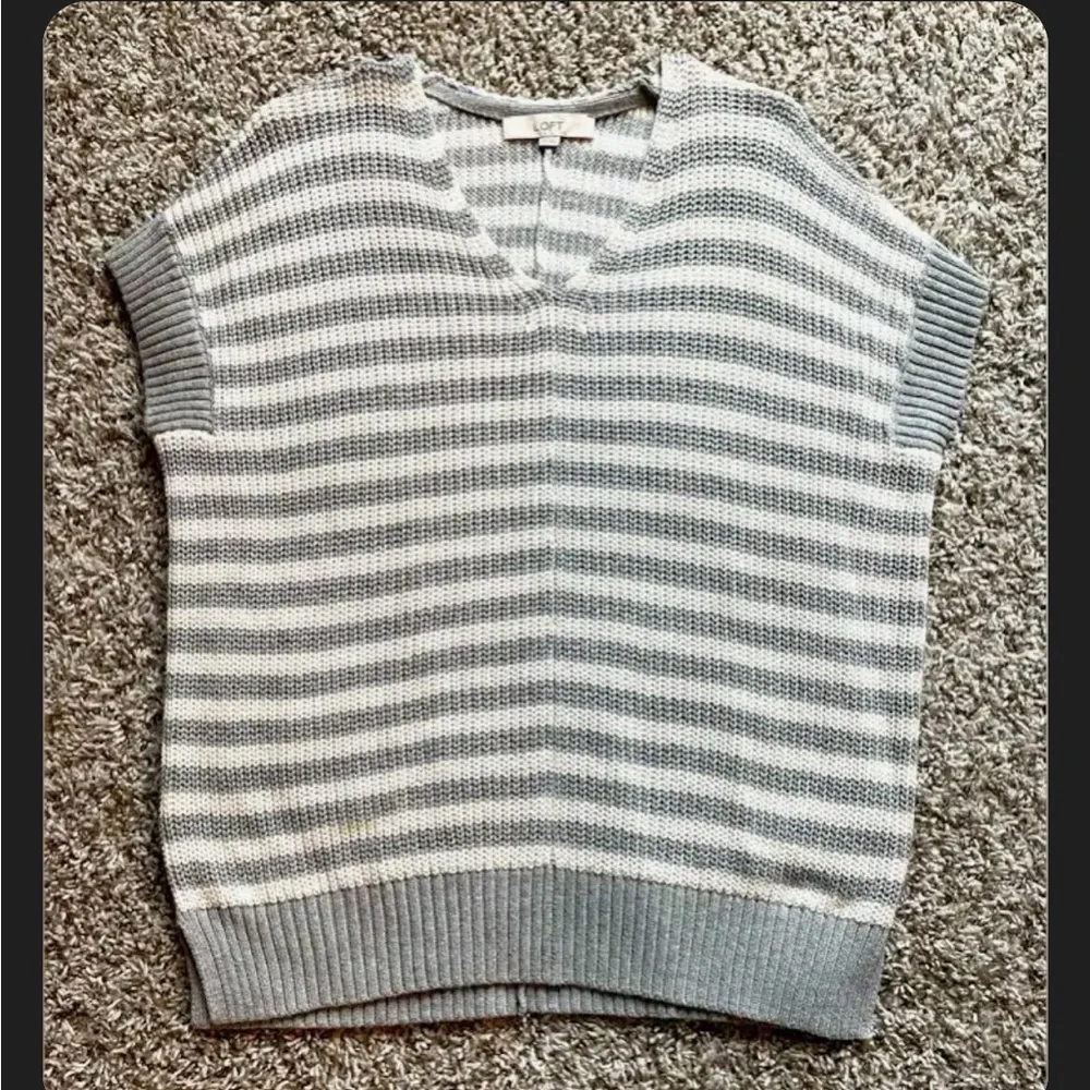 NWT Loft Sweater Vest Gray and White Striped Medium - Picture 2 of 6